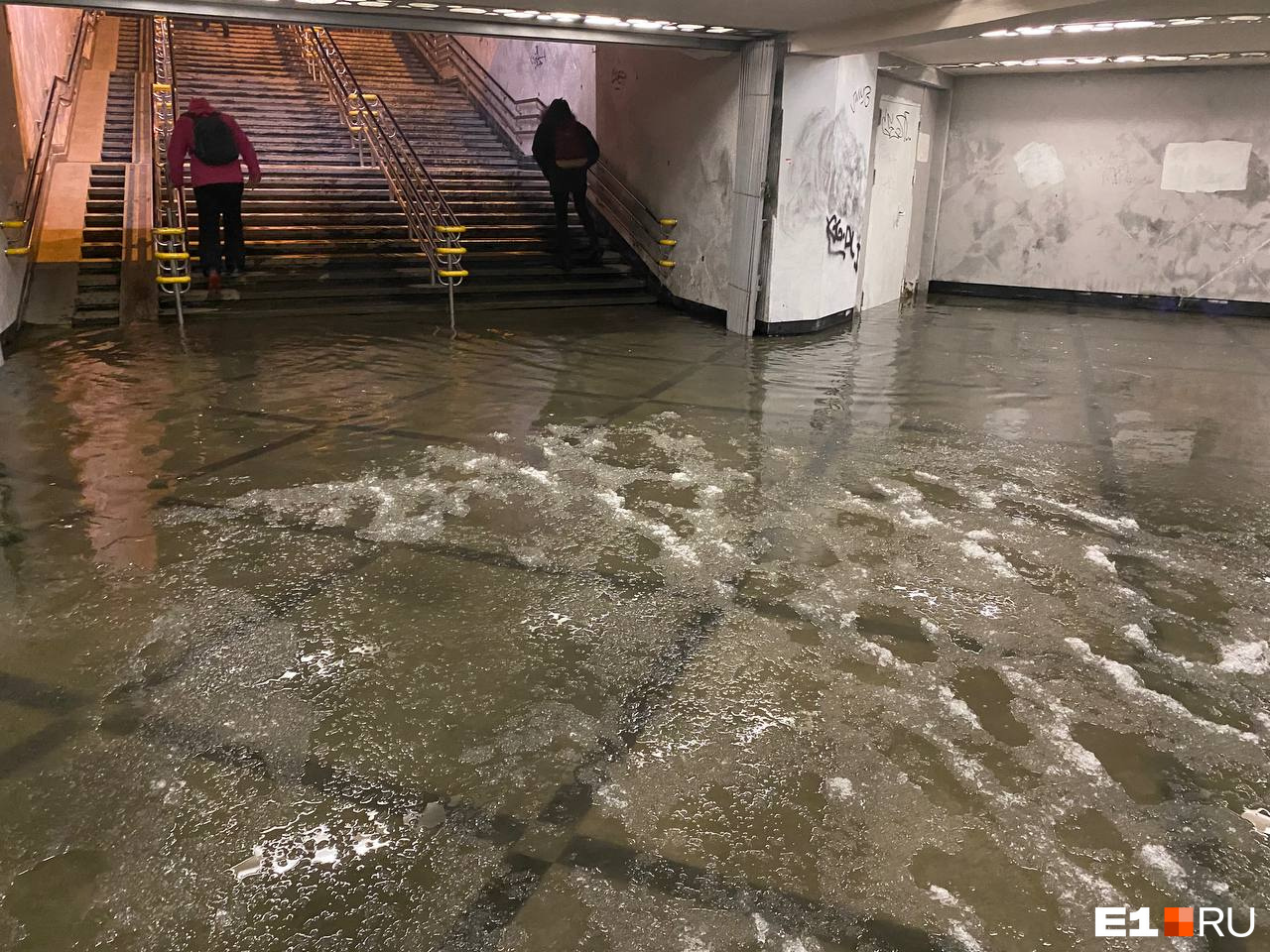 «Воды по щиколотку». В Екатеринбурге затопило станцию «Геологическая»