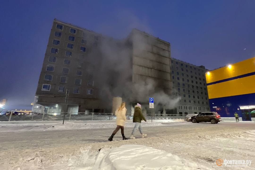 Пожар у станции «Балтийская» устранили. Спасатели искали гидрант под слоем снега