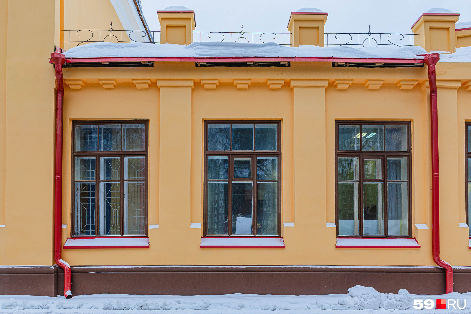 Наличники на фасаде покрасили красным цветом (так было и до революции), восстановили декоративные элементы