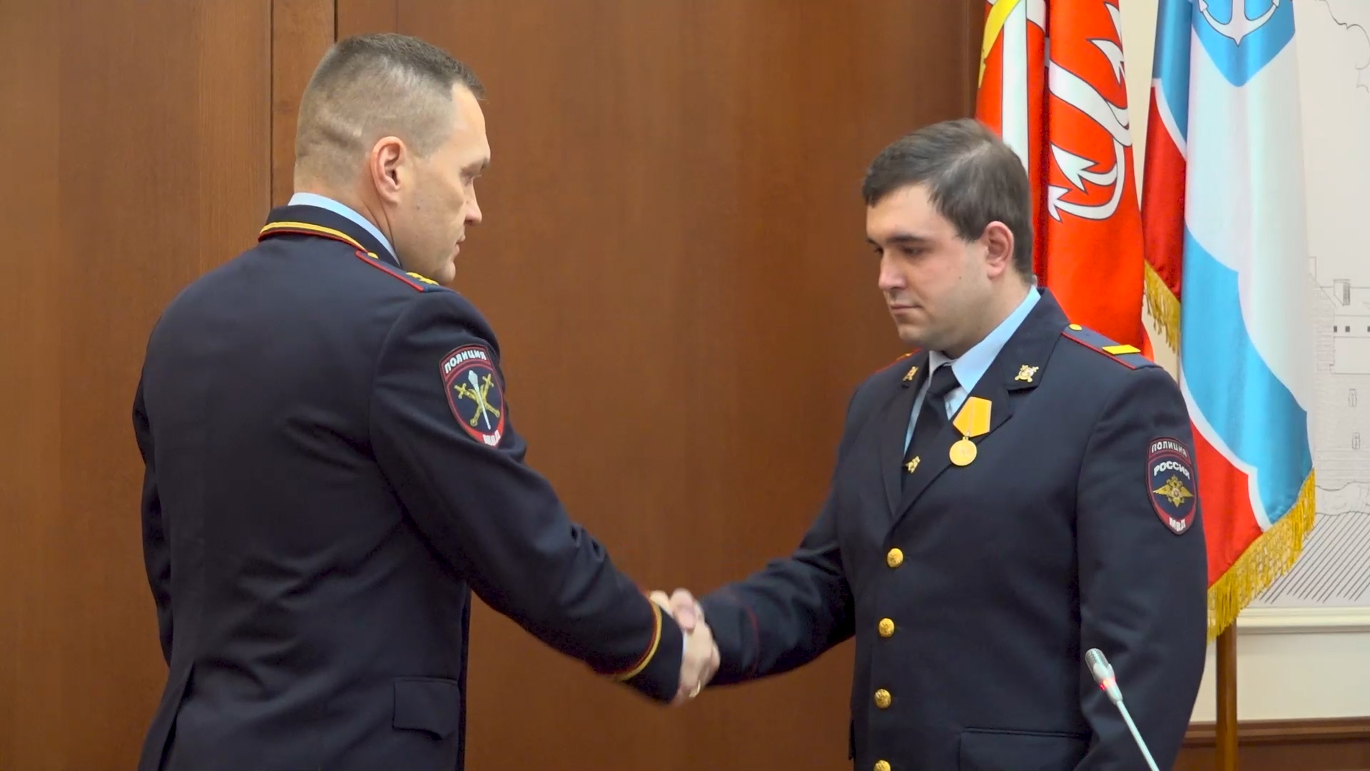 Петербургского полицейского наградили за смелость. Он спас из полыньи ребёнка