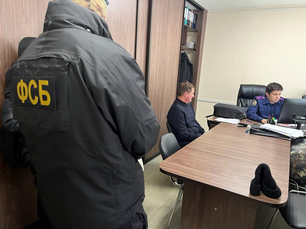 После задержания сотрудниками ФСБ подозреваемый был доставлен на допрос в СК После задержания сотрудниками ФСБ подозреваемый был доставлен на допрос в СК