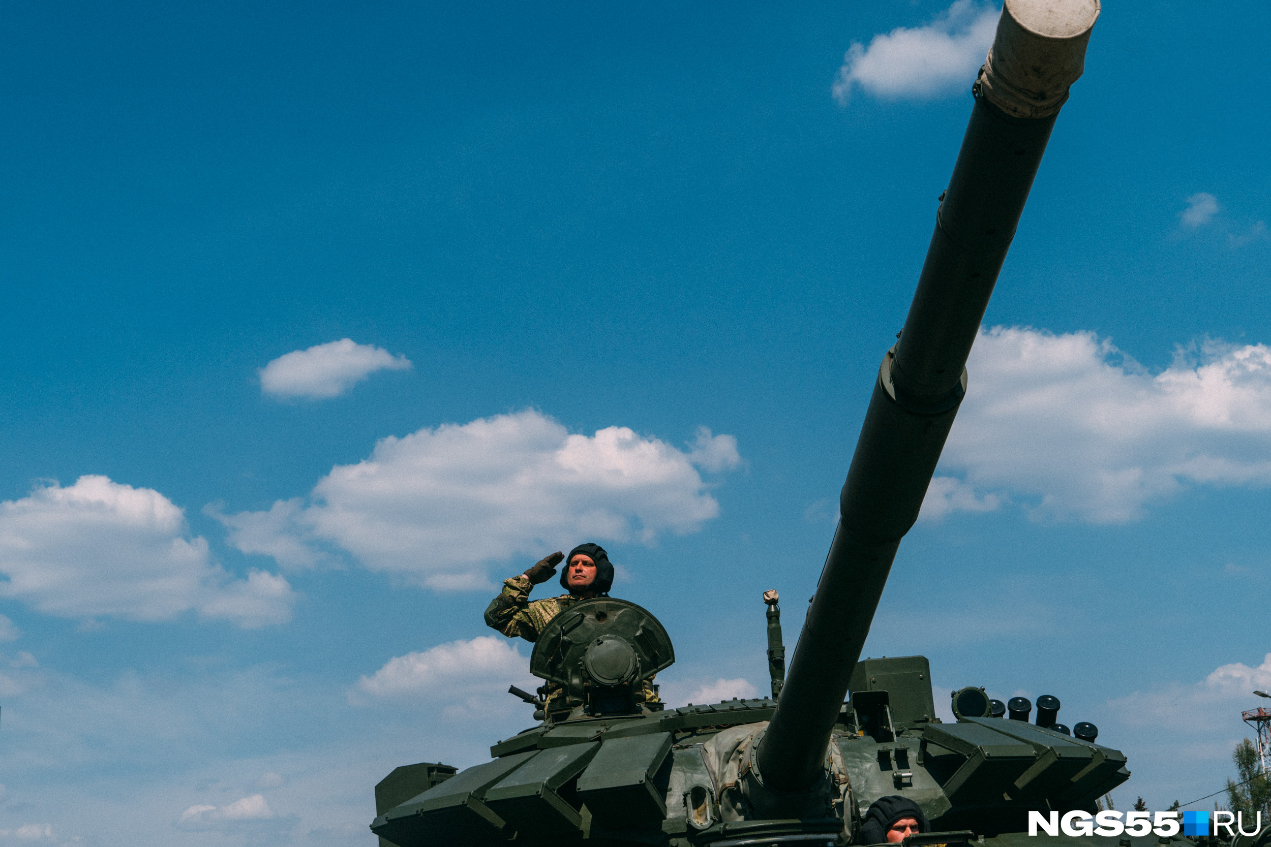 В этот праздничный день особенно хочется, чтобы небо над всеми было мирным и чистым