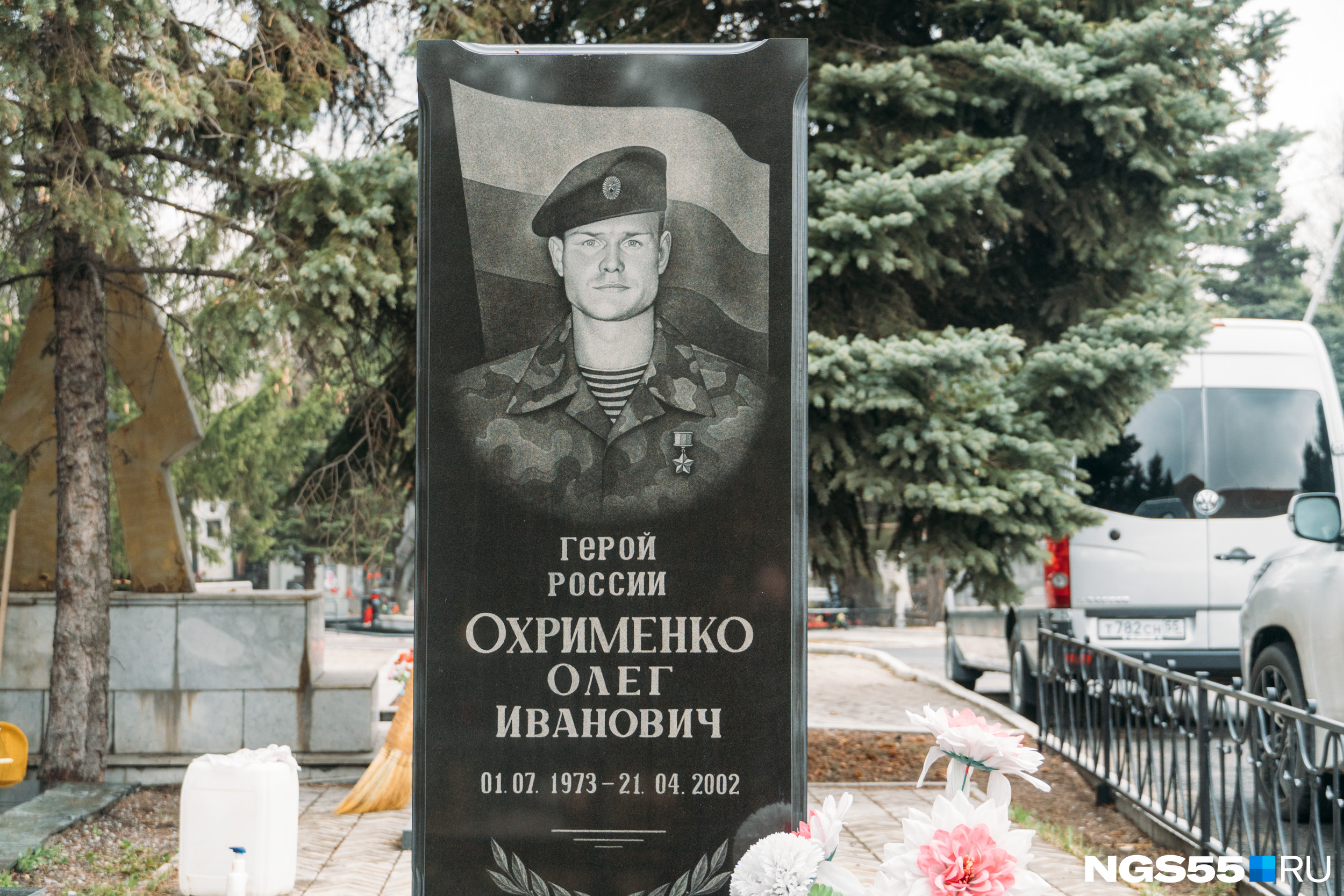 Могила Героя России всегда ухожена