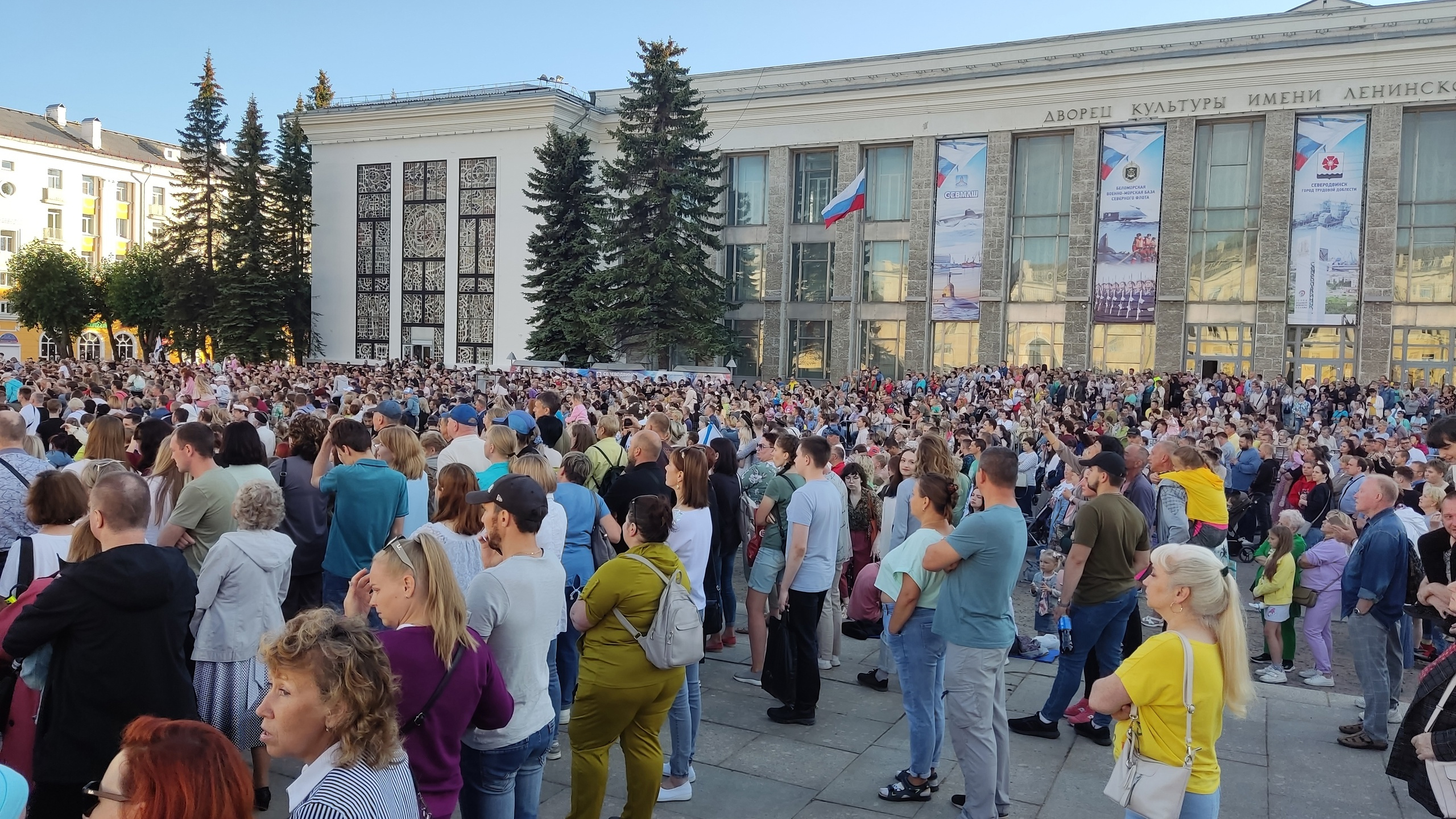 Послушать певца пришли сотни людей Послушать певца пришли сотни людей