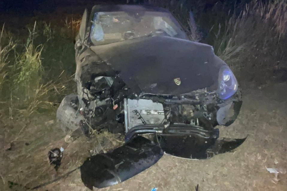 Передняя часть автомобиля сильно покорежена Передняя часть автомобиля сильно покорежена