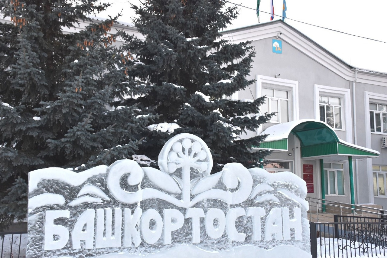 Ледяные скульптуры украсили село