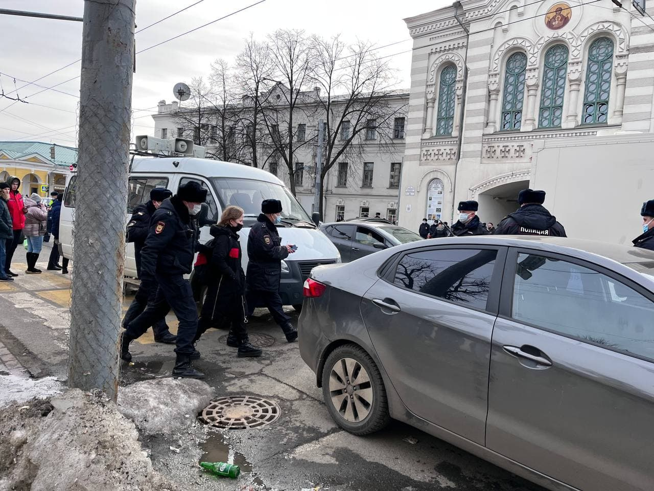 В автозак уводили и совсем юных девушек В автозак уводили и совсем юных девушек