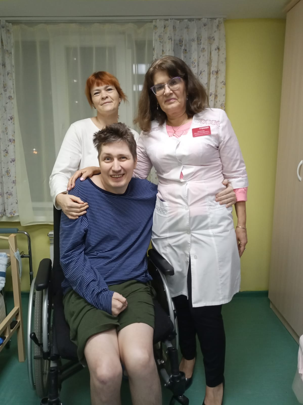 Денис с женой Александрой и директором клиники Ириной Волковой (справа) Денис с женой Александрой и директором клиники Ириной Волковой (справа)