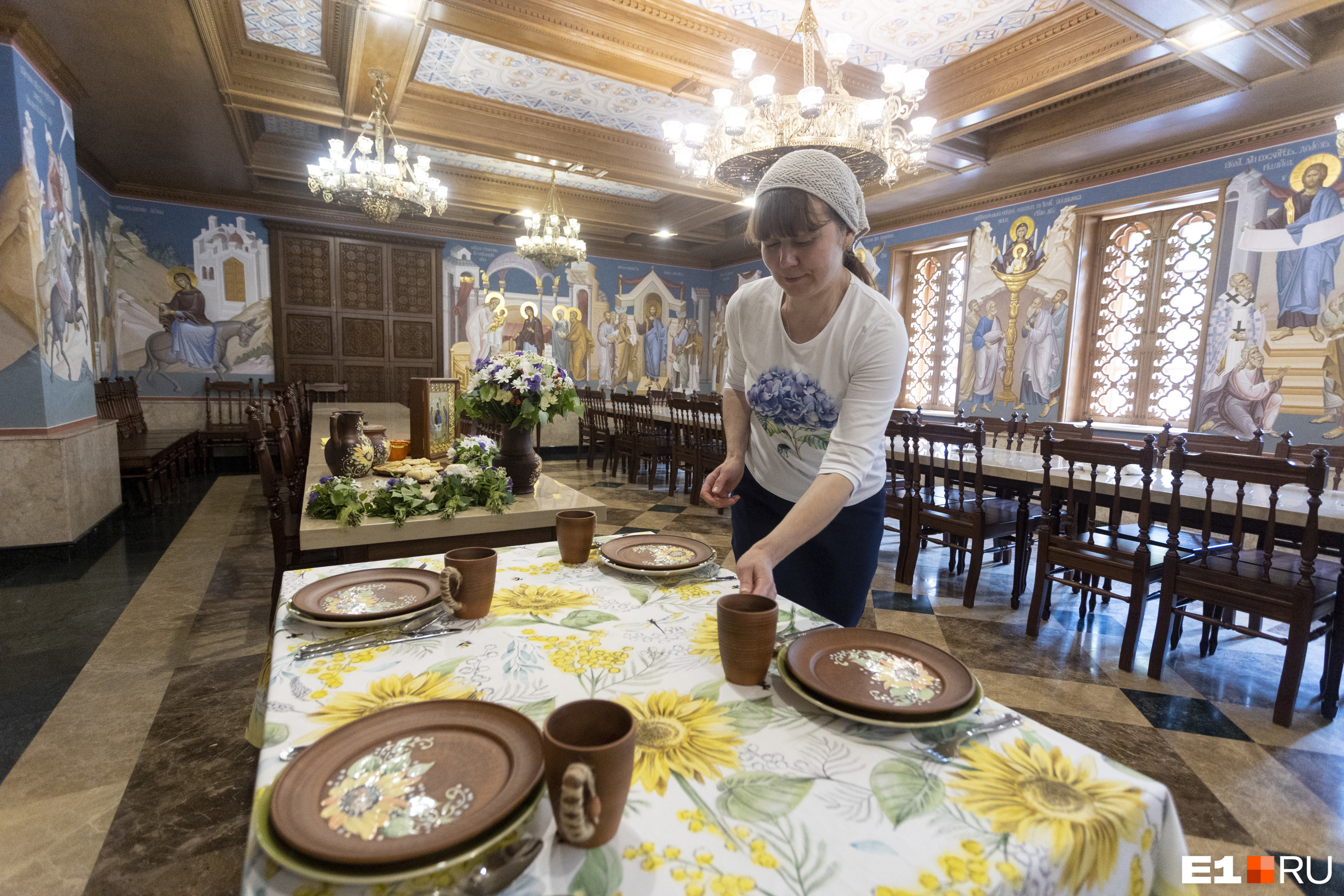 В женском монастыре на стол ставят красивую посуду и праздничные блюда.