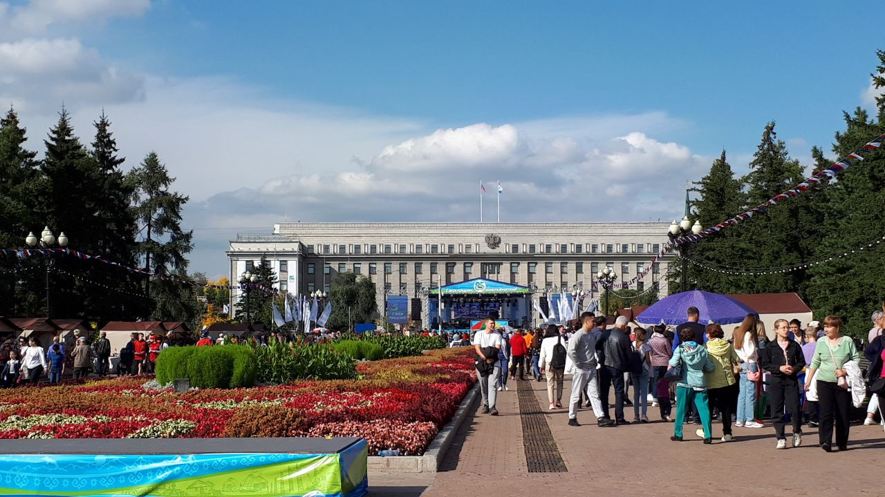 Сквер кирова иркутск. Сквер Кирова в Иркутске сегодня. Сцена Иркутск сквер Кирова. Концерт Иркутск сегодня на сквер Кирова. Сквер Кирова Иркутск фото.