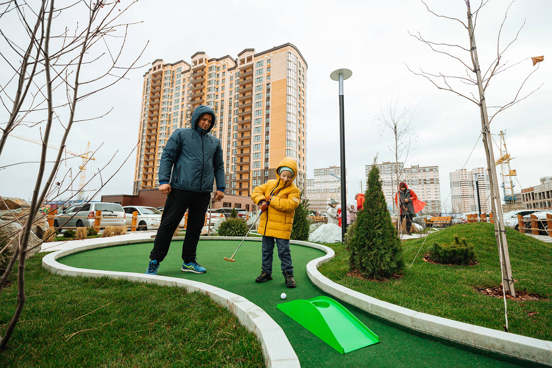 Маленький новосел тестирует первую в Краснодаре гольф-аллею