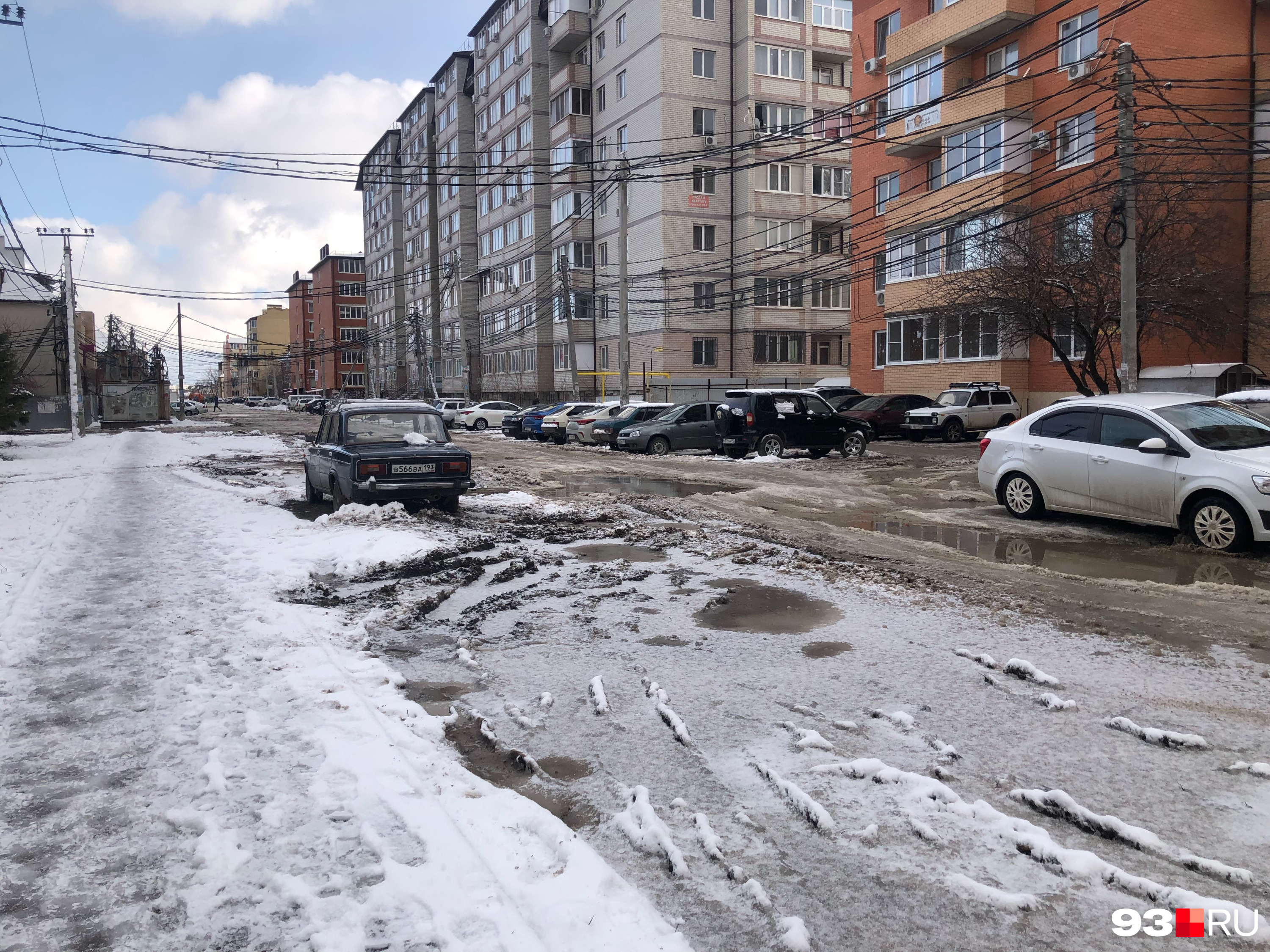 Лужи на дороге покрыты нетронутой корочкой льда, потому что водители не рискуют в них заезжать Лужи на дороге покрыты нетронутой корочкой льда, потому что водители не рискуют в них заезжать