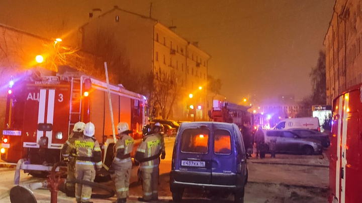 В центр Екатеринбурга съехались 11 пожарных машин. Объясняем, что случилось