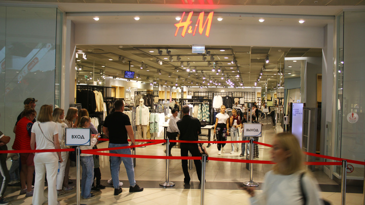 Новокузнечане стоят в очередях, чтобы попасть во вновь открывшийся H&amp;M: видео обстановки в магазине