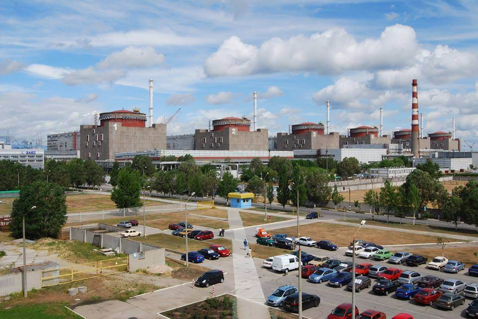 Шесть энергоблоков Запорожской АЭС. Красные купола — это верхние части контейнментов реакторных отделений