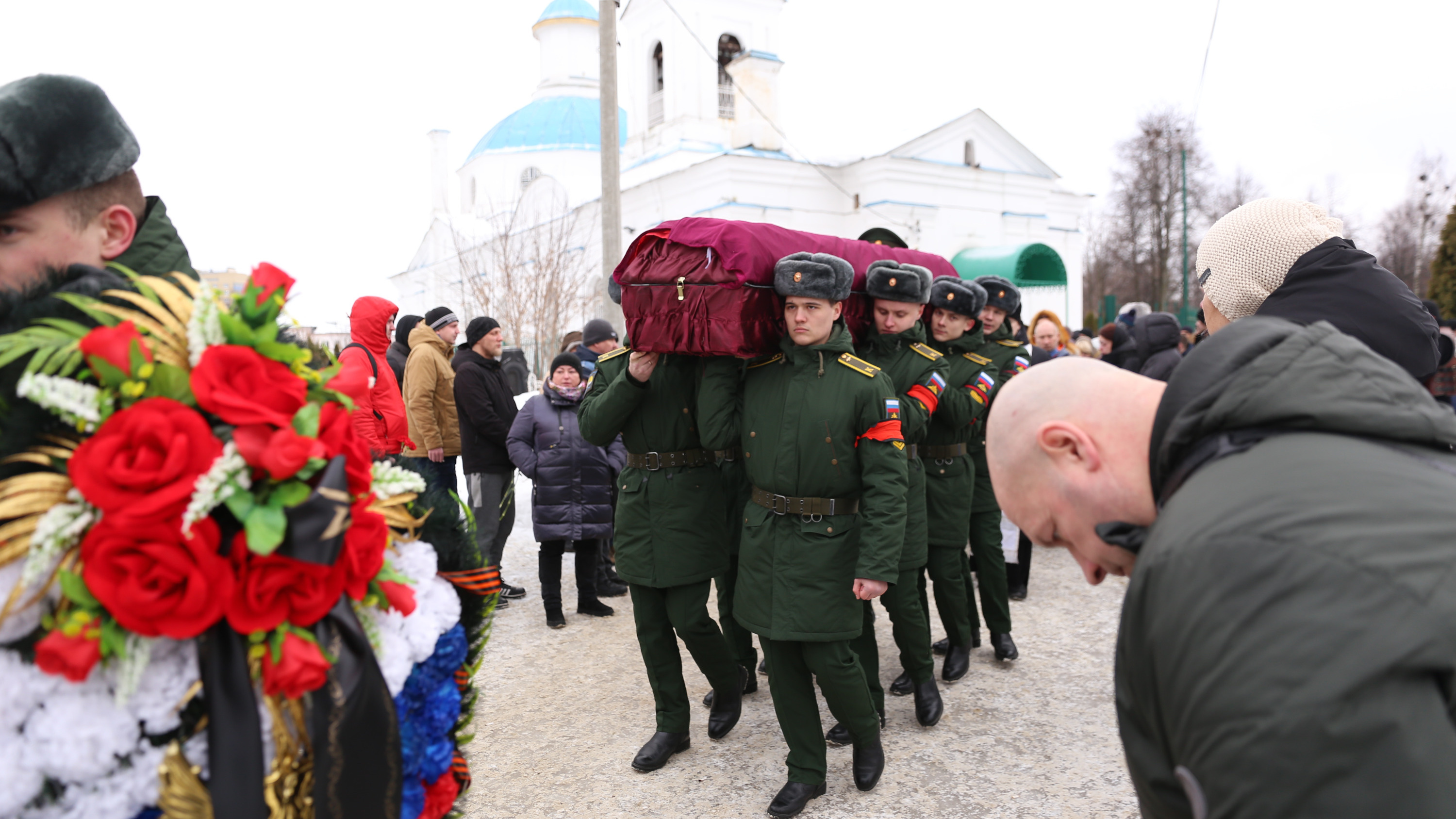 «Он любил жизнь»: в Ярославле с почестями похоронили мобилизованного байкера