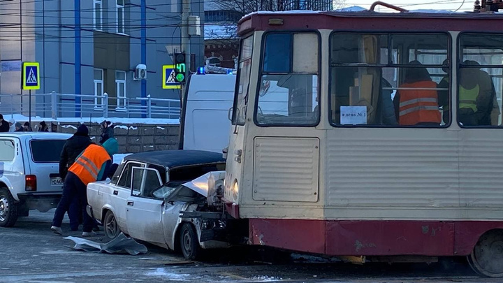 В центре Челябинска лоб в лоб врезались ВАЗ и трамвай, которым управлял стажер
