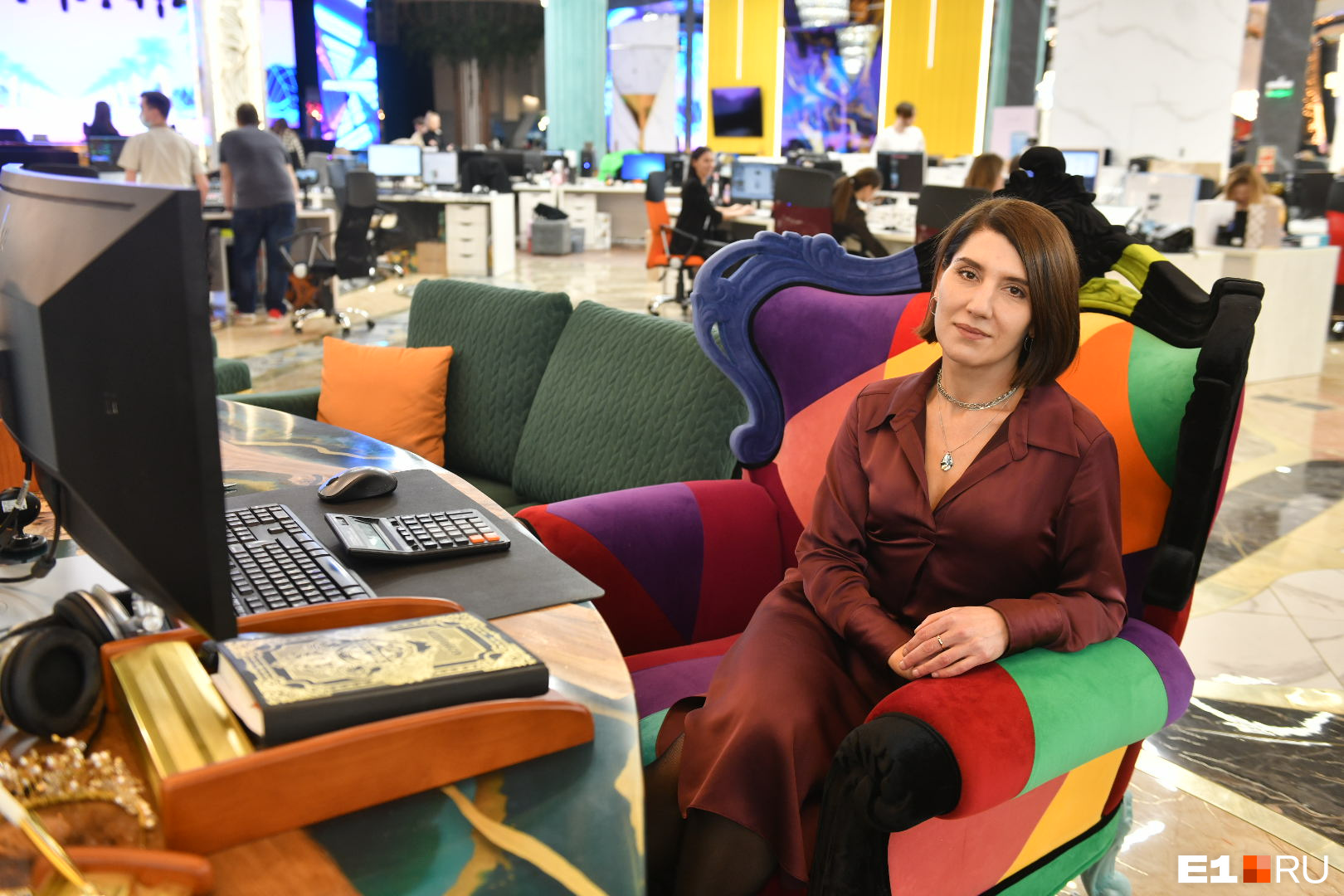Руководитель отдела Ирина Пахарь сидит в центре большого зала