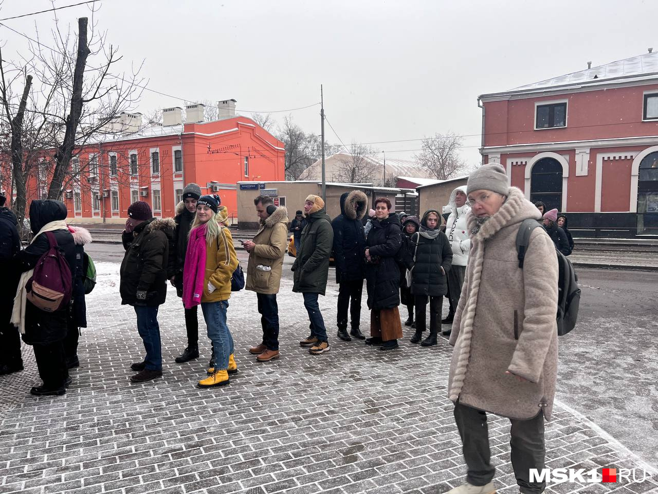 Десятки людей стояли в очереди в Мещанский суд, чтобы попасть на оглашение приговора политику