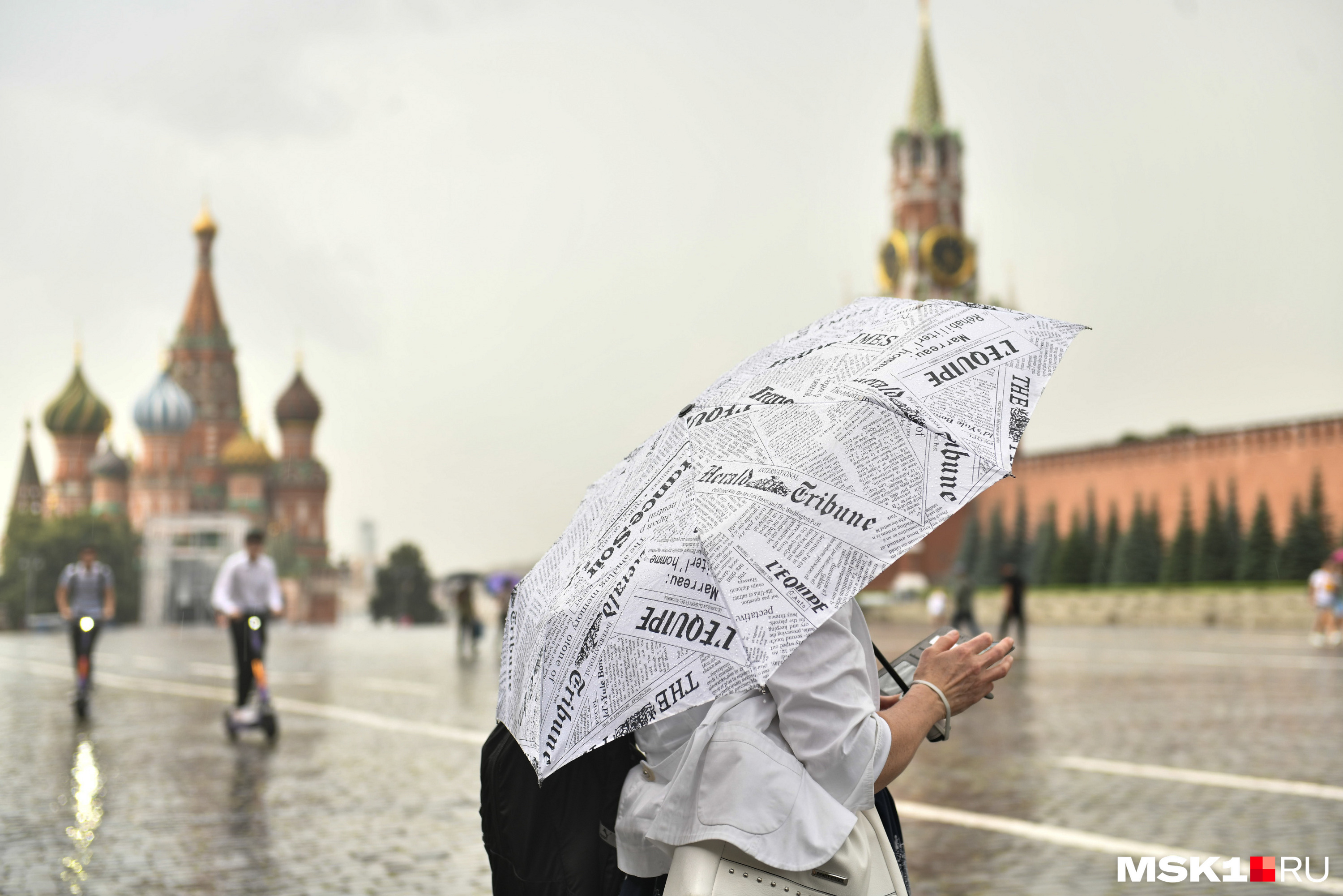 Пошла в москве сегодня. Москвичка под зонтиком. Москвич 2022. Москва утром.