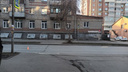 В центре Новосибирска Honda Civic наехала на мать и ребенка — их доставили в больницу