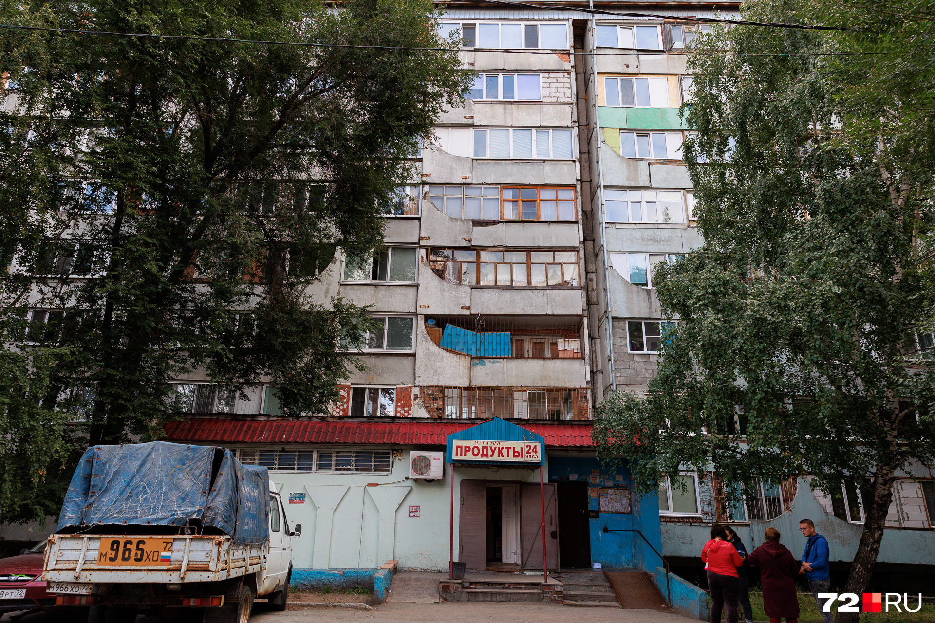 Круглосуточный магазин и вход в дом — под одной крышей, на одном крыльце Круглосуточный магазин и вход в дом — под одной крышей, на одном крыльце