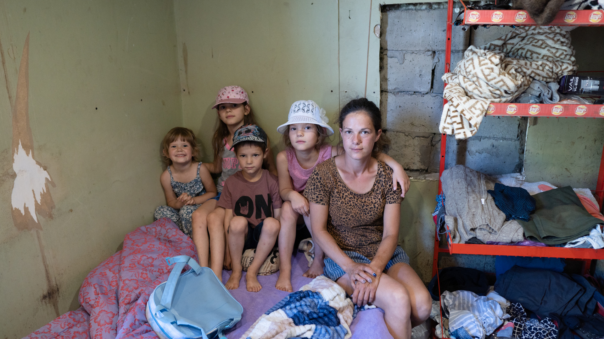 Найдены четверо детей. Многодетные семьи в трущобах. Многодетная Российская семья. Многодетная страшная семья. Дом для многодетной семьи.