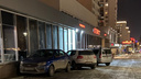 «Мамы с колясками должны шугаться наглых водителей?» Тротуар в центре Челябинска превратили в парковку