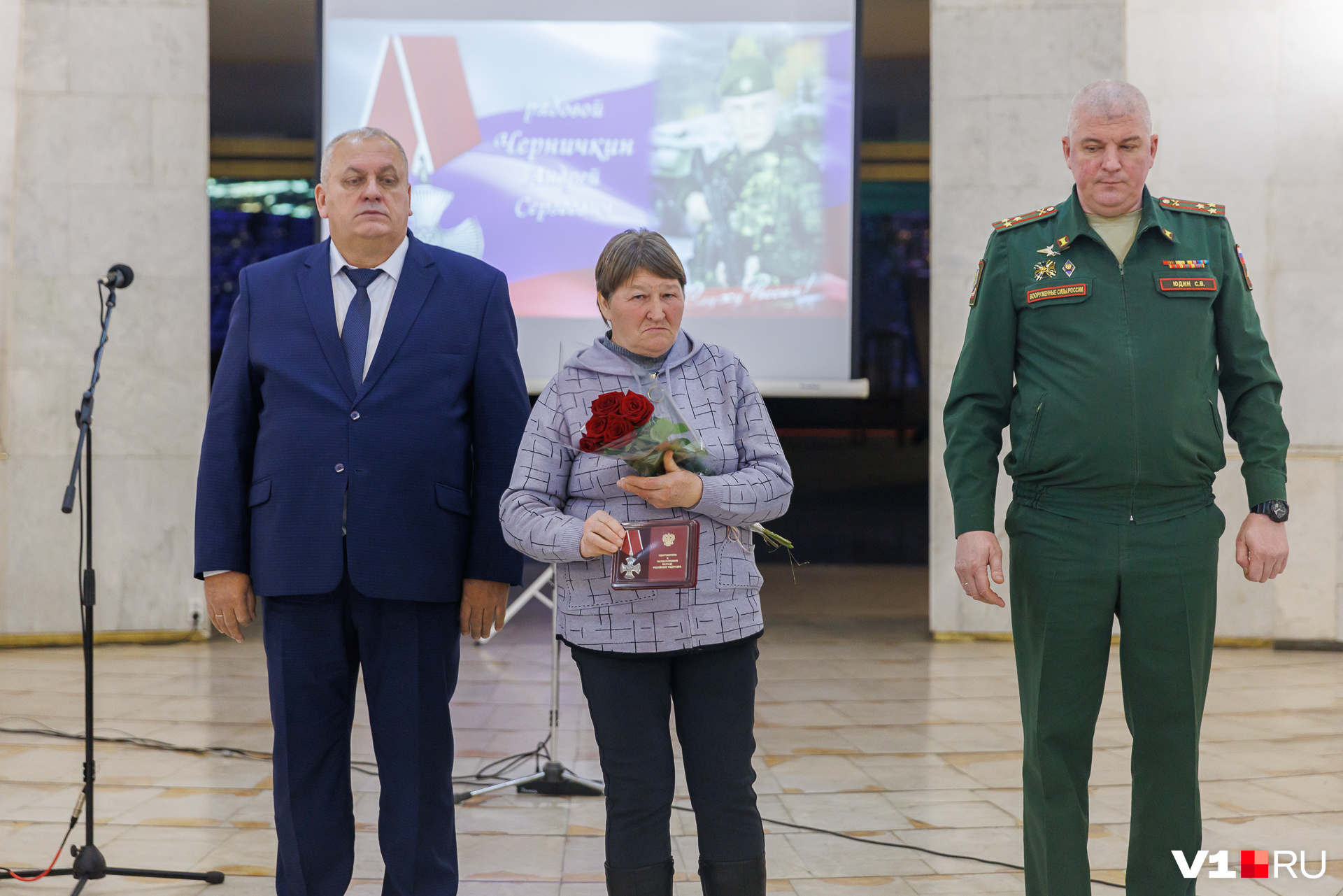 Мама 19-летнего военного забрала его награду Мама 19-летнего военного забрала его награду