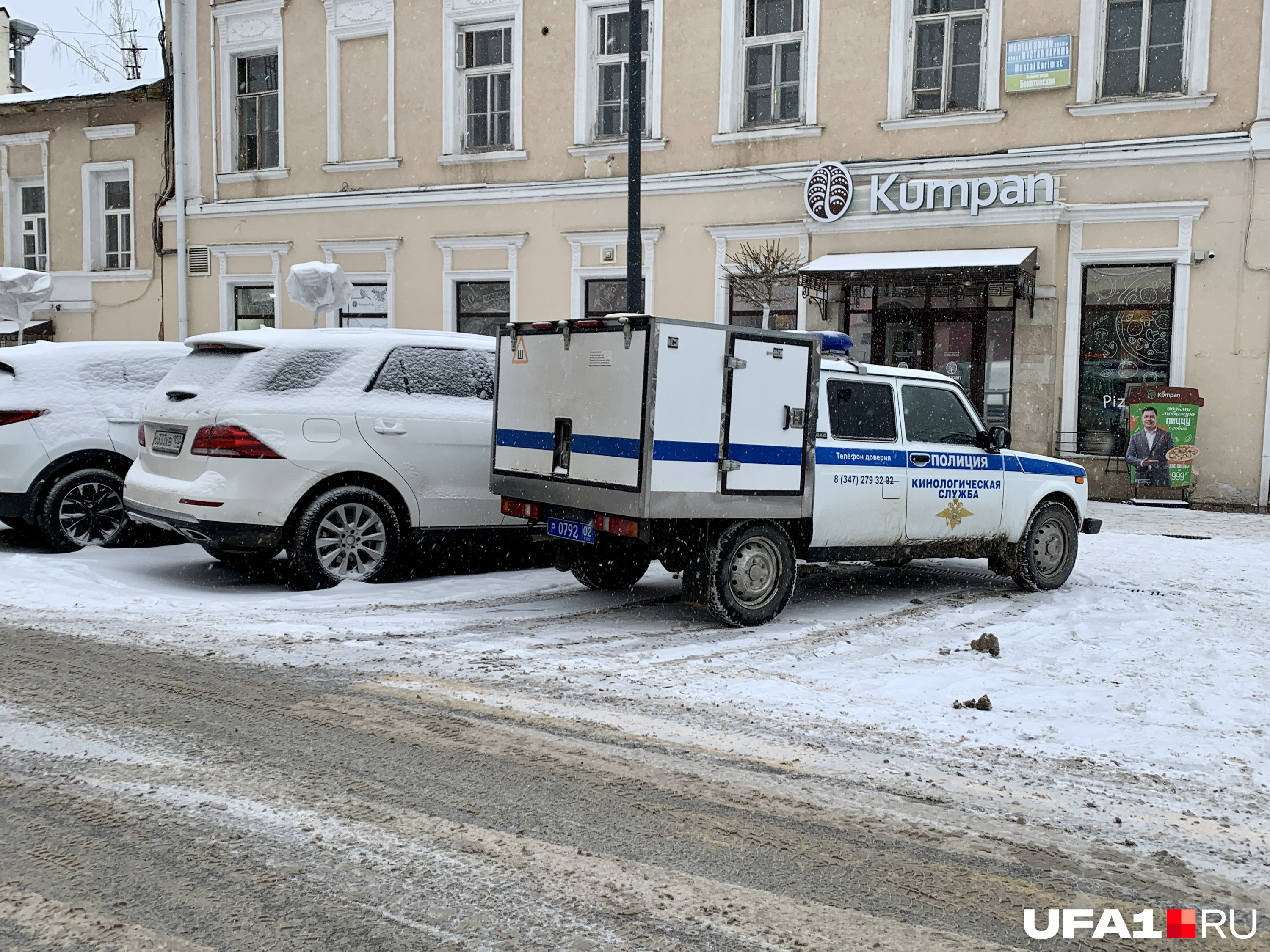 Служебную собаку завезли попить кофе и согреться