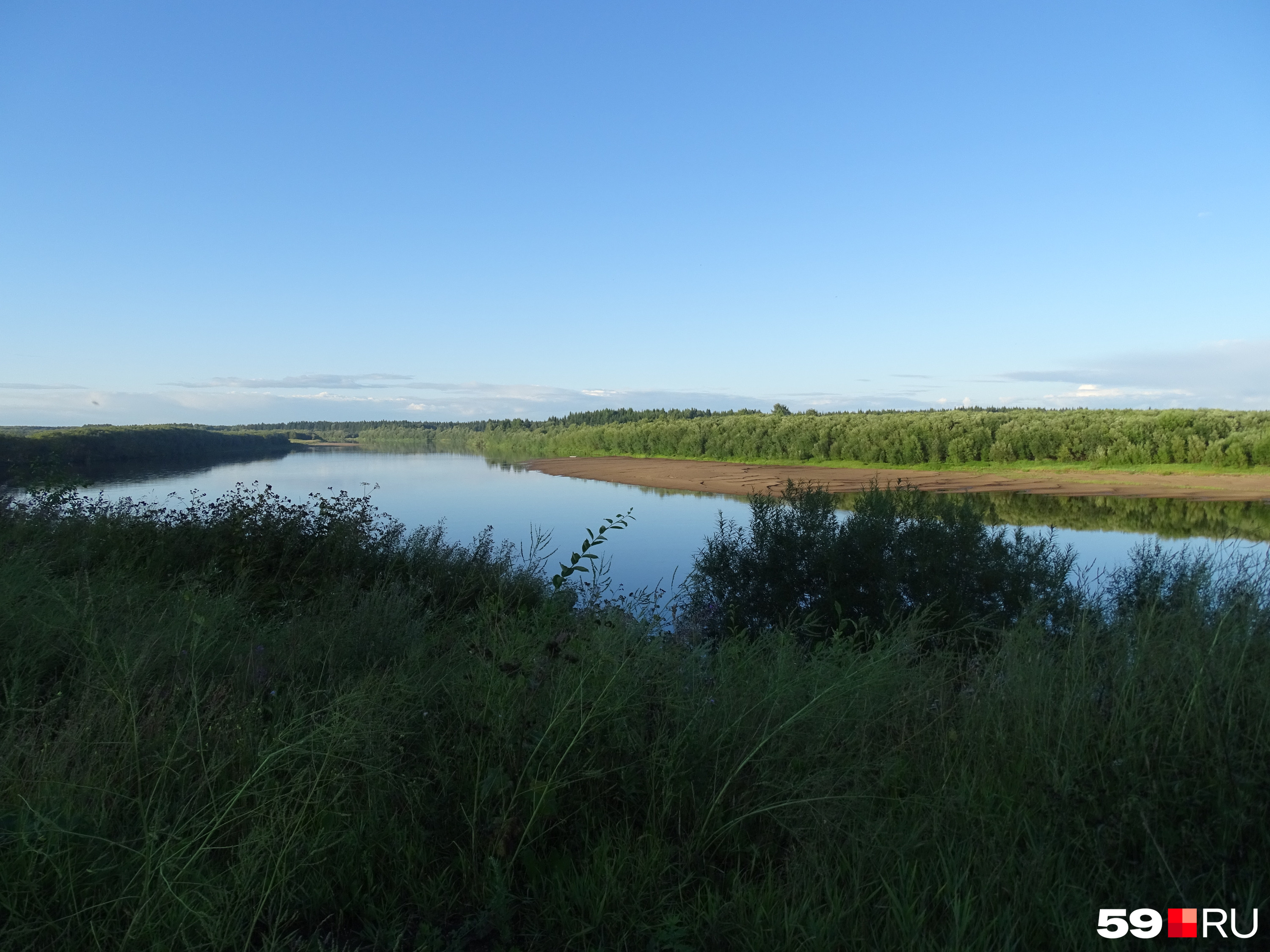 Вид на реку Колву. Местные жители мечтают о благоустроенной набережной и спуске к воде в этом месте