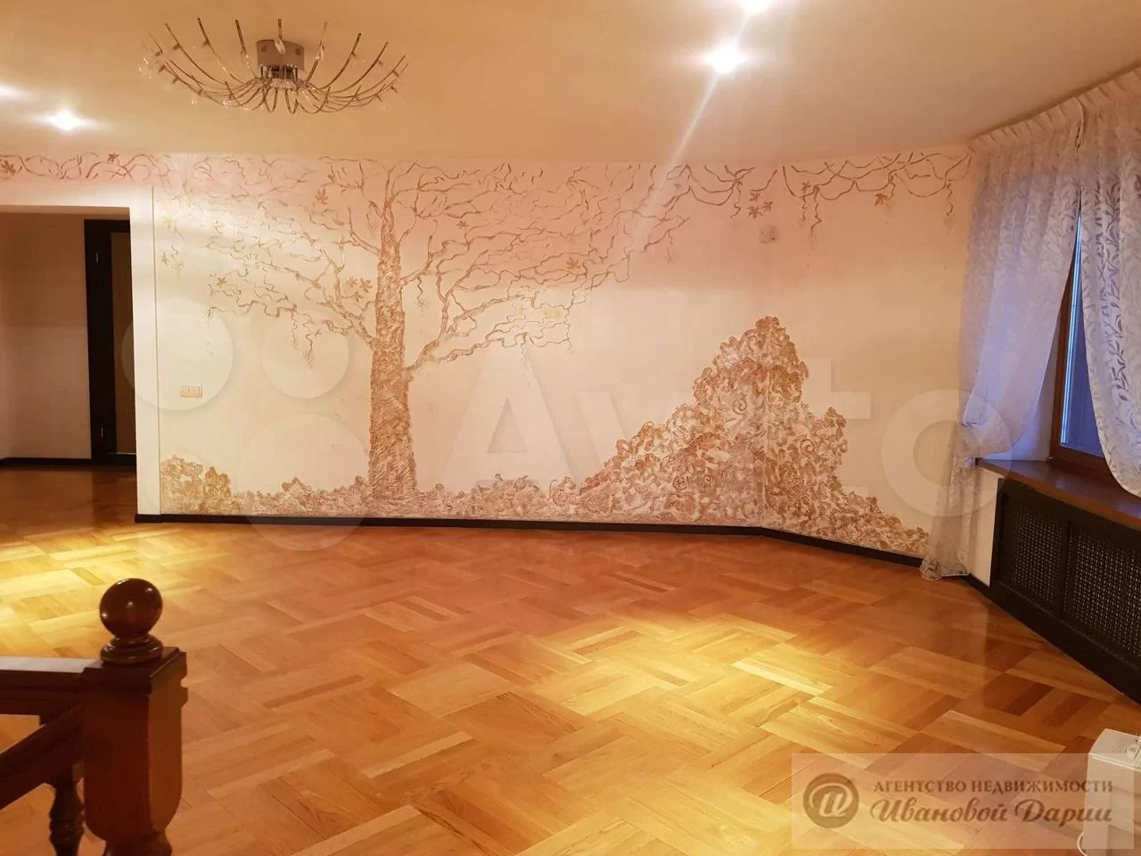 Одун из стен украсили изображением дерева