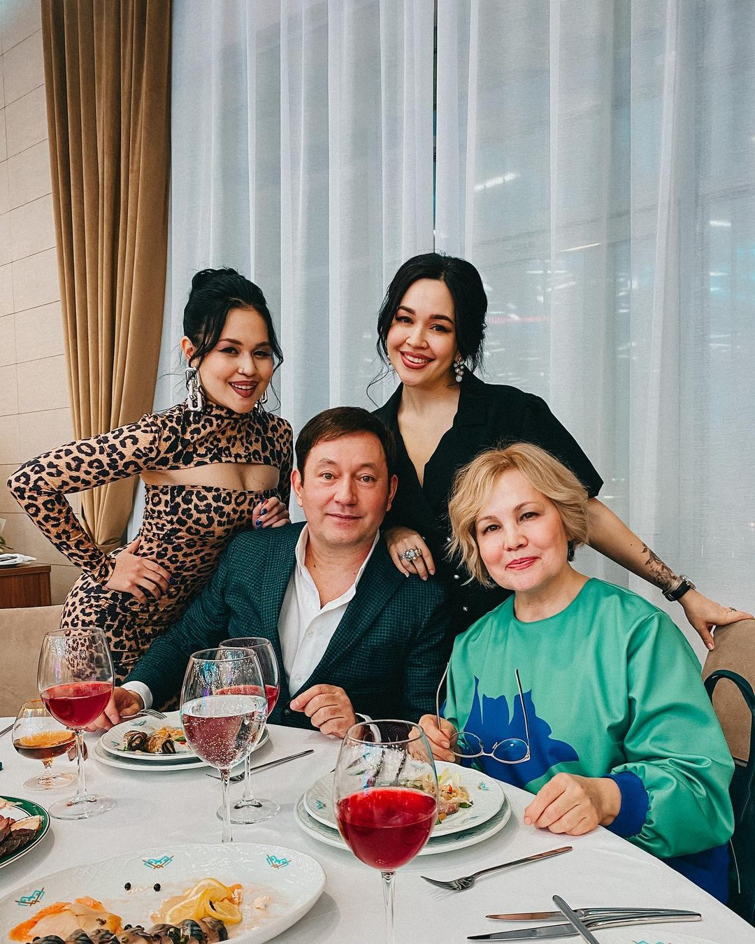 Айдар Галимов с дочерьми и супругой