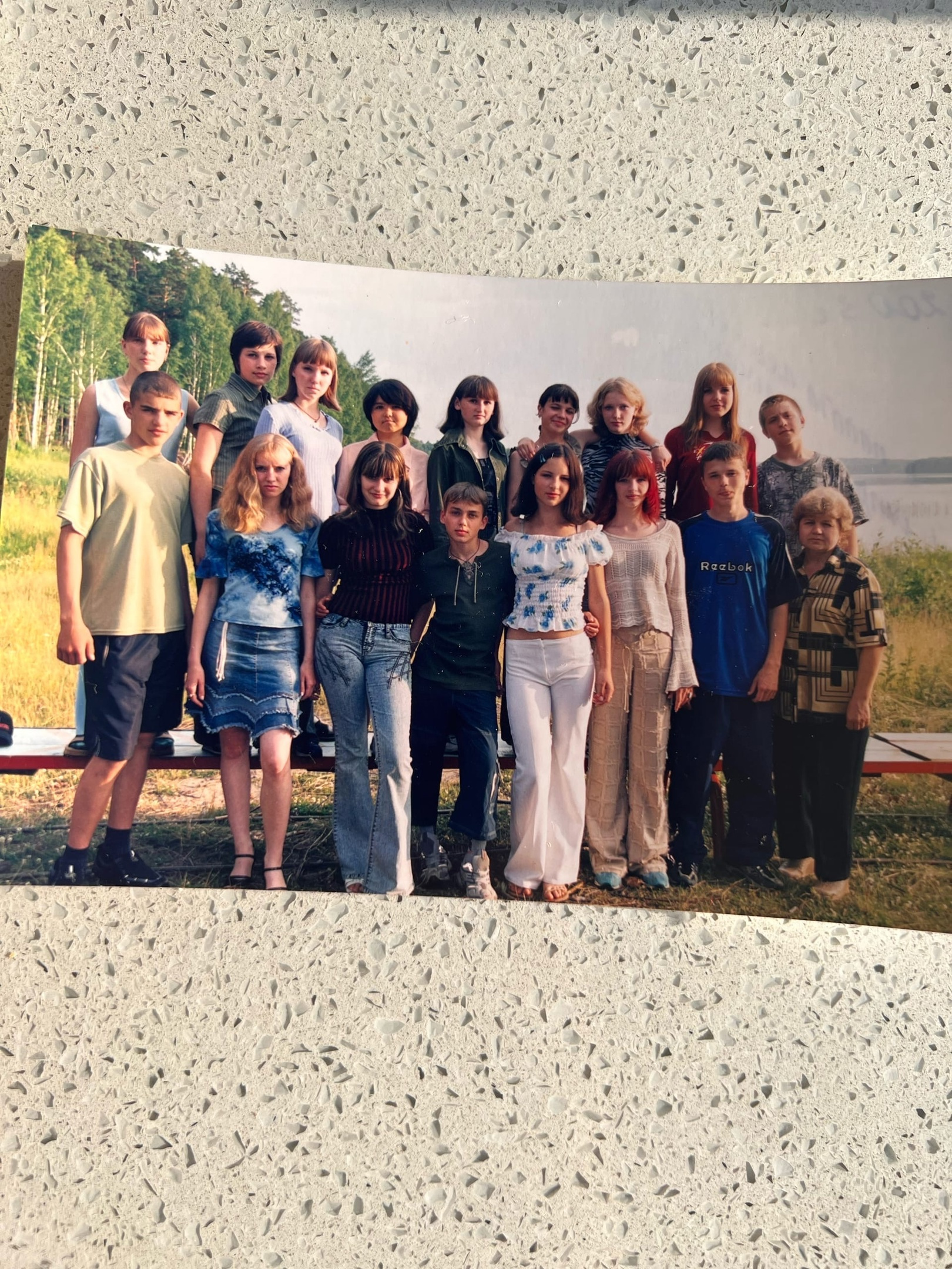 В старших классах Кристина (четвертая справа в первом ряду) создавала себе отличный от других образ и сама шила одежду
