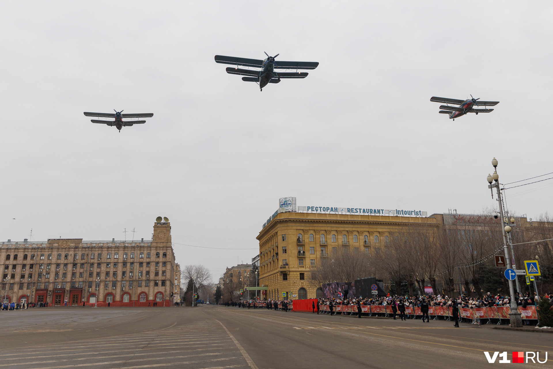 Завершили парад пролеты самолетов Ан-2