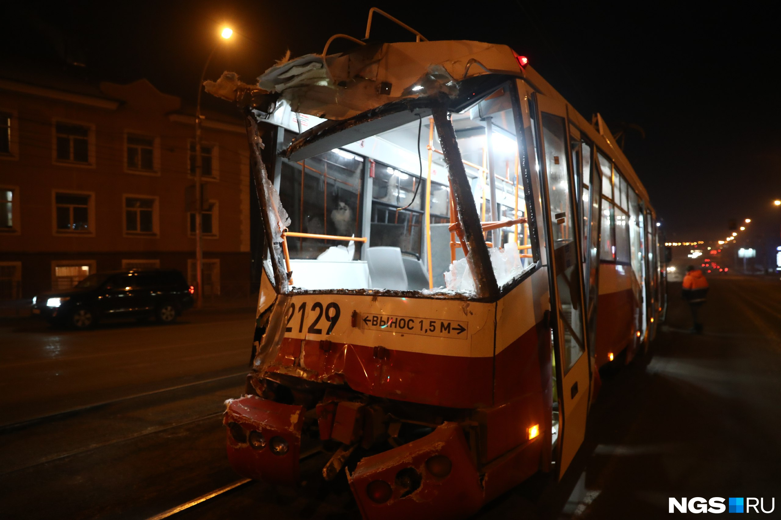 По предварительной информации источника в департаменте транспорта мэрии, на предыдущем перекрестке с Вертковской неизвестный автомобиль подрезал один из трамваев