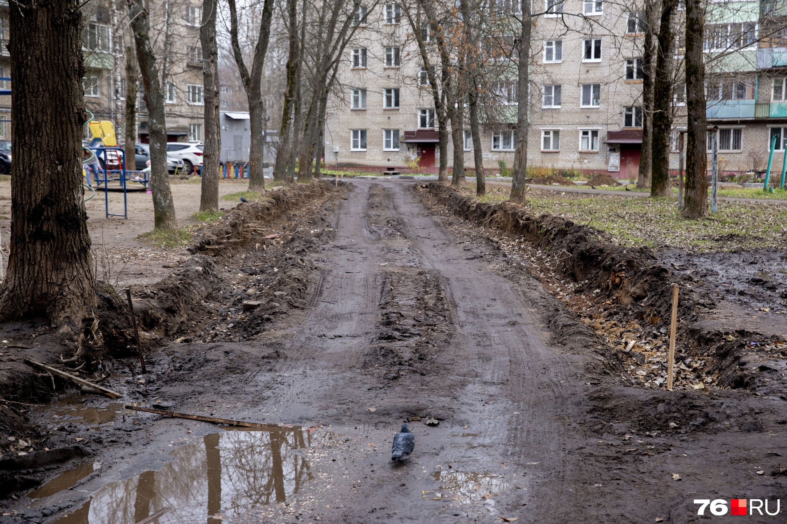 Жители домов, во дворе которых идет ремонт, не верят, что подрядчик сумеет до конца осени доделать работы Жители домов, во дворе которых идет ремонт, не верят, что подрядчик сумеет до конца осени доделать работы