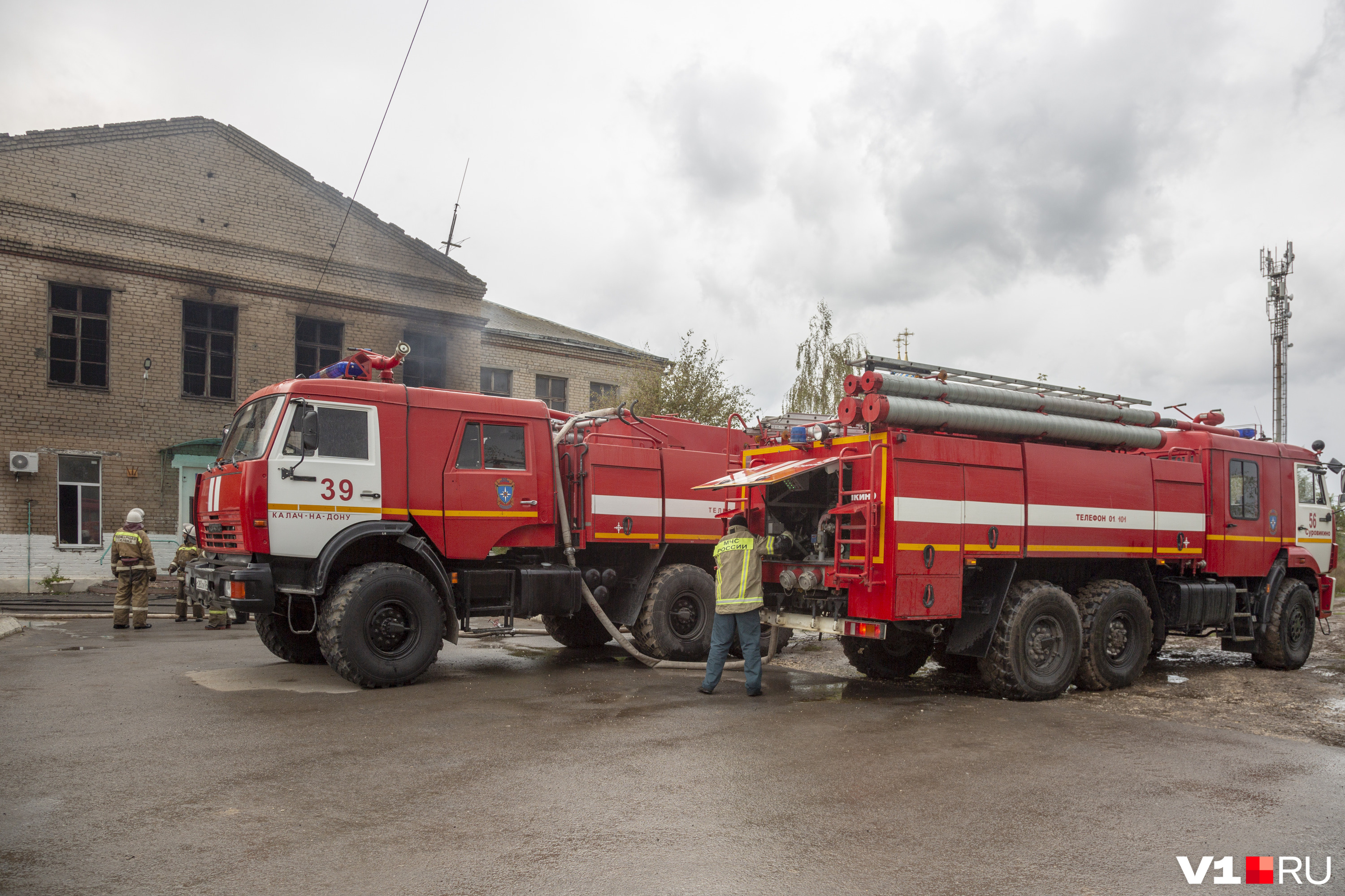 На помощь пожарным из Калача прибыла подмога. Из Суровикино — за 105 километров от места пожара