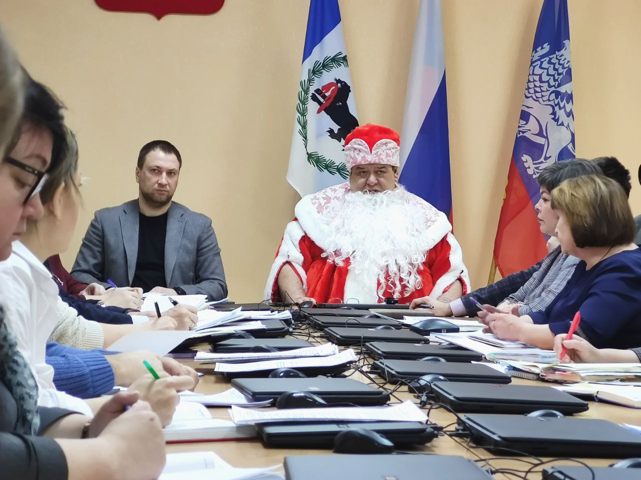 Олег Боровский провел предновогоднюю планерку в костюме Деда Мороза