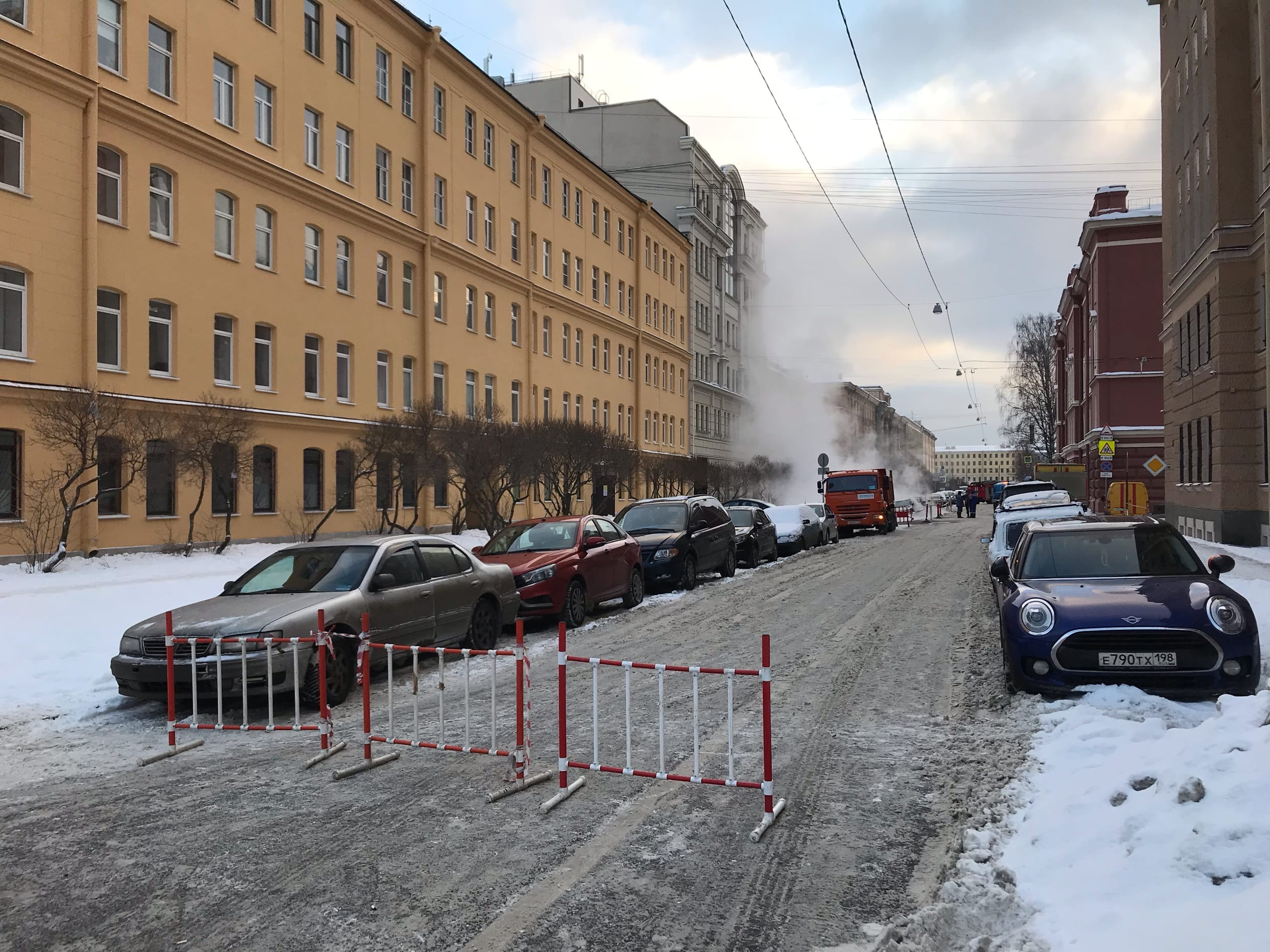 Прорыв трубы на Дровяной пощекотал нервы автомобилистам. На очереди жильцы  137 домов - 10 января 2022 - ФОНТАНКА.ру