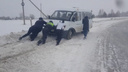 «Газель» с новосибирскими туристами съехала на обочину по пути в Шерегеш — видео, как машину толкают полицейские