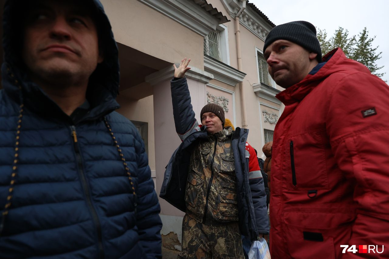 Вадим Качкайкин прощается с родными перед входом в военкомат