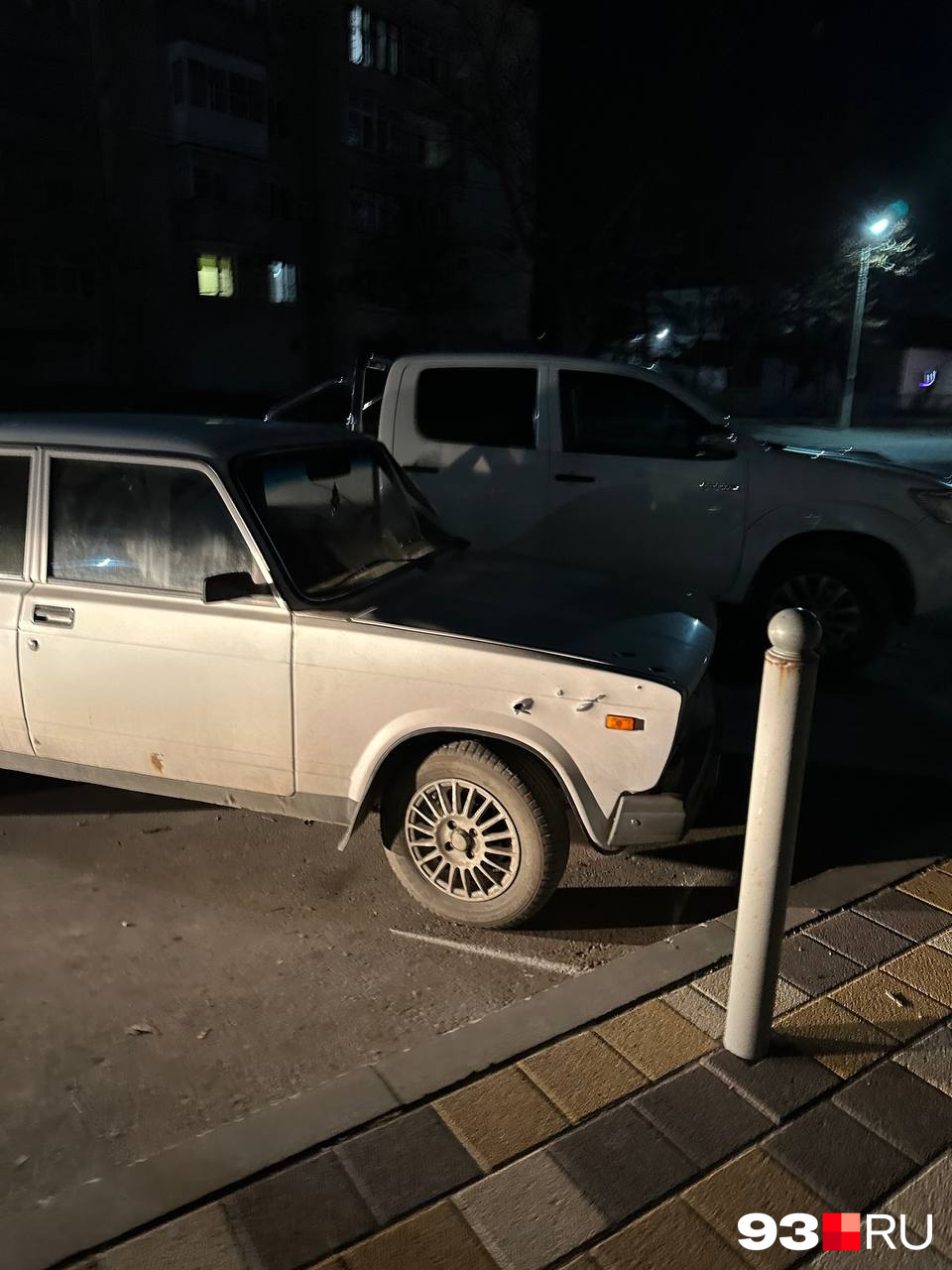 На машине видны следы от пуль, ее забирают на эвакуаторе СК