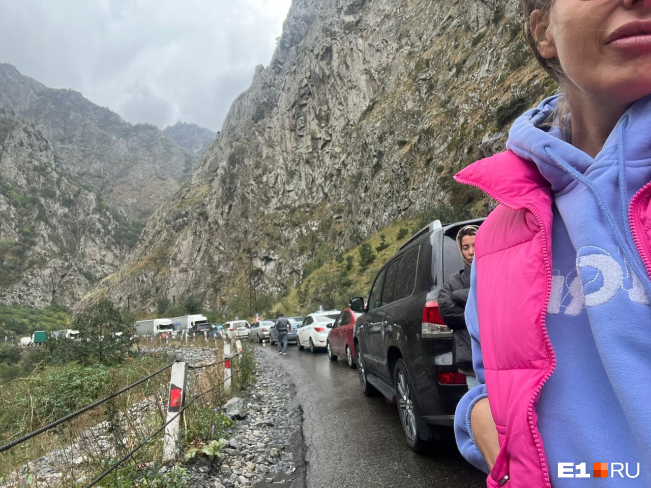 «Люди стоят по 27 часов!» Екатеринбурженка показала жуткую пробку на въезде в Грузию