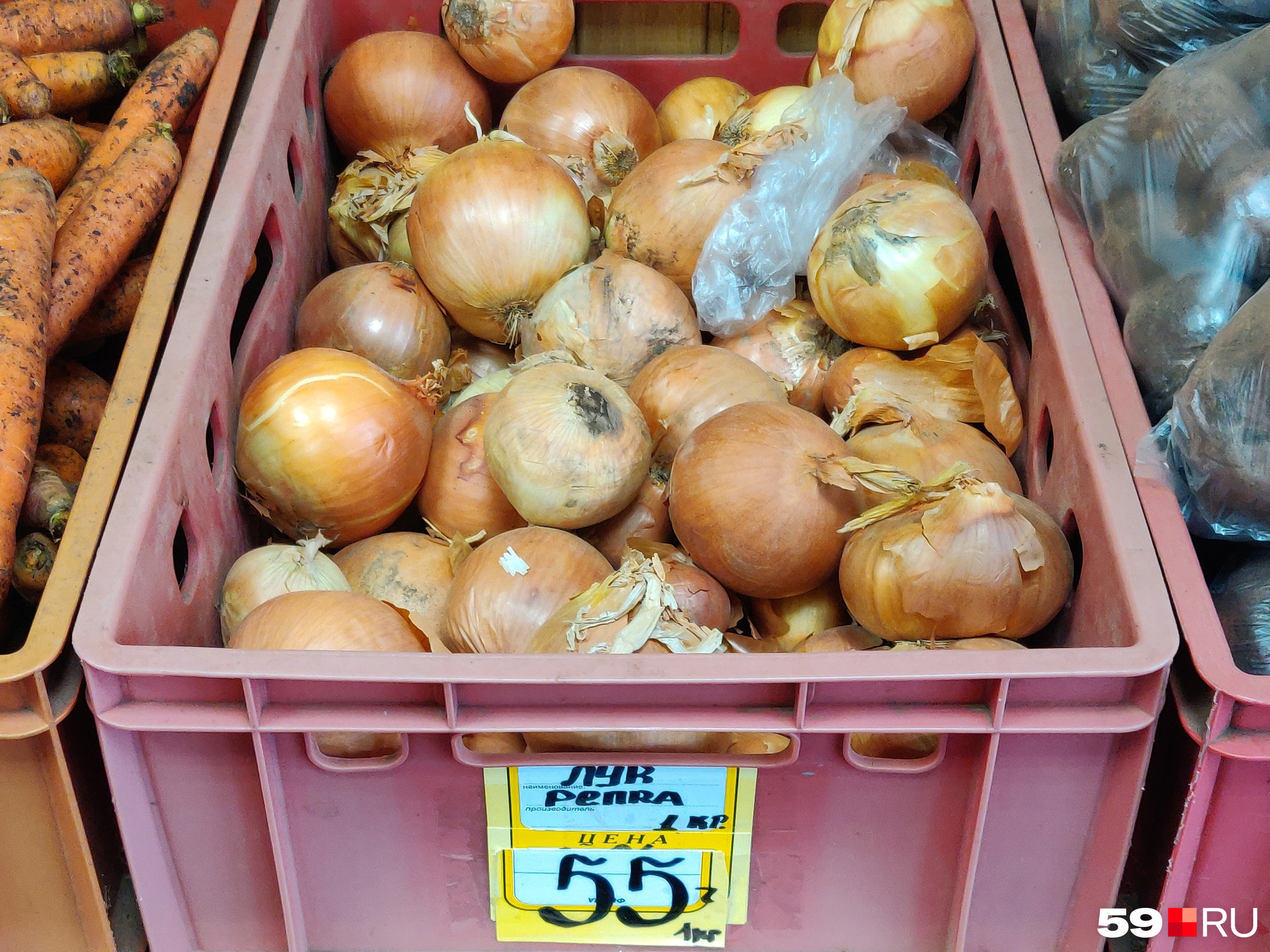 В маленьком овощном магазинчике на Куйбышева цены не особо отличаются от тех, что мы видели в супермаркетах