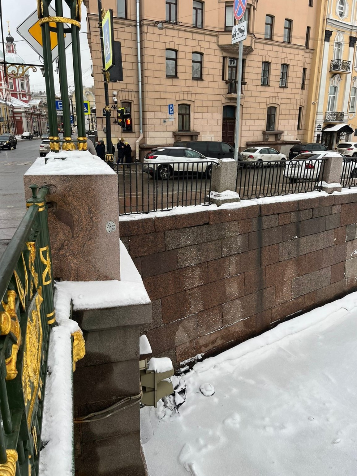 В Петербурге после ДТП украли кусок исторической ограды набережной Фонтанки  - 6 февраля 2023 - ФОНТАНКА.ру