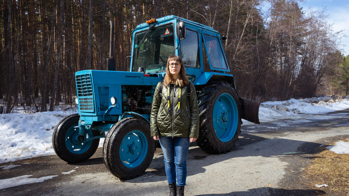 «Мама была в шоке». В Свердловской области 22-летняя девушка получила права на трактор