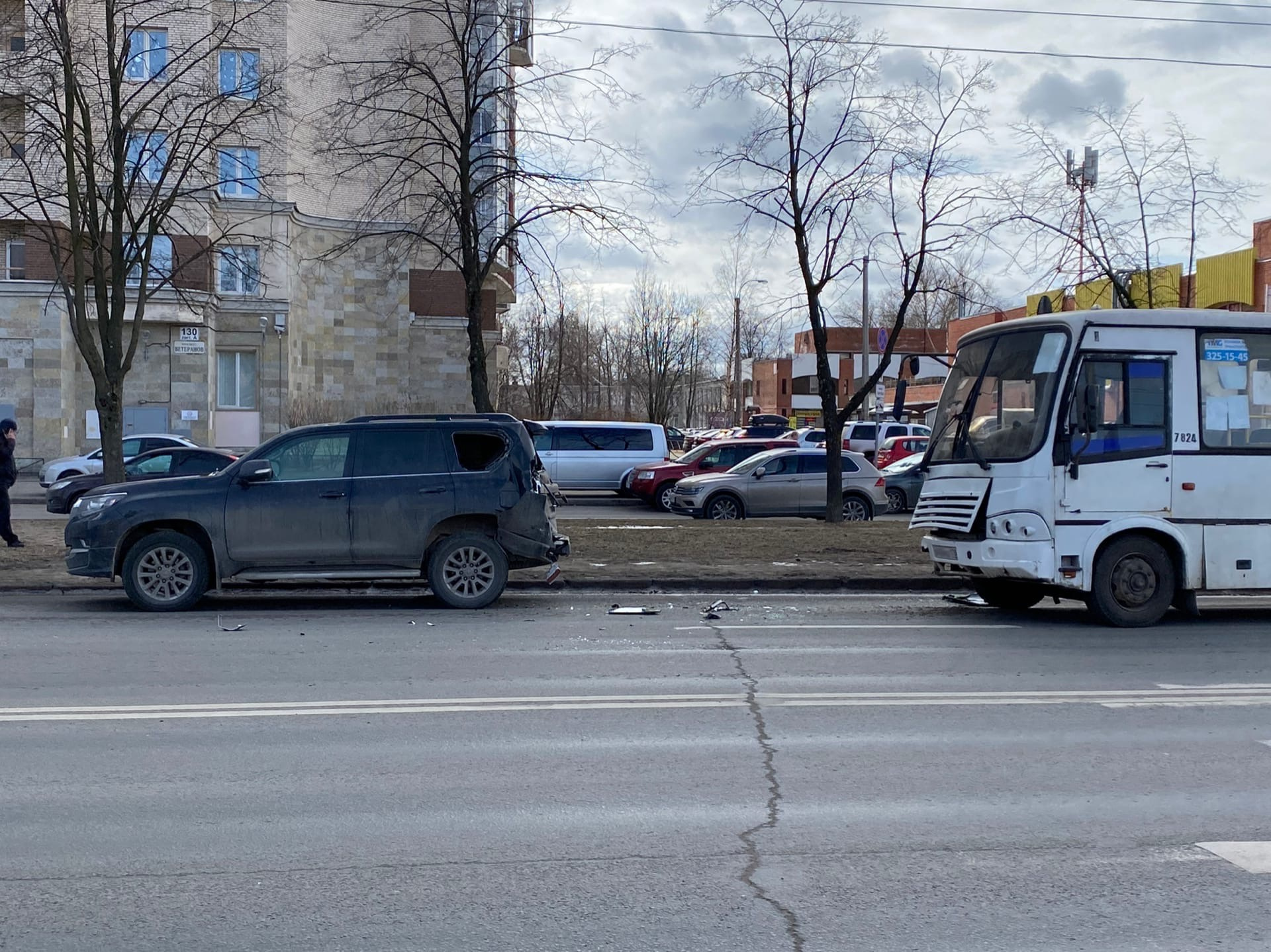 На Ветеранов автобус приехал в «Ленд Крузер», а на Салова — в грузовик - 4  апреля 2022 - ФОНТАНКА.ру