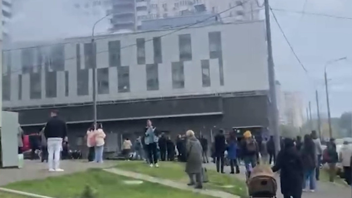 На юго-западе Москвы загорелся офис, десятки людей эвакуировали. Видео