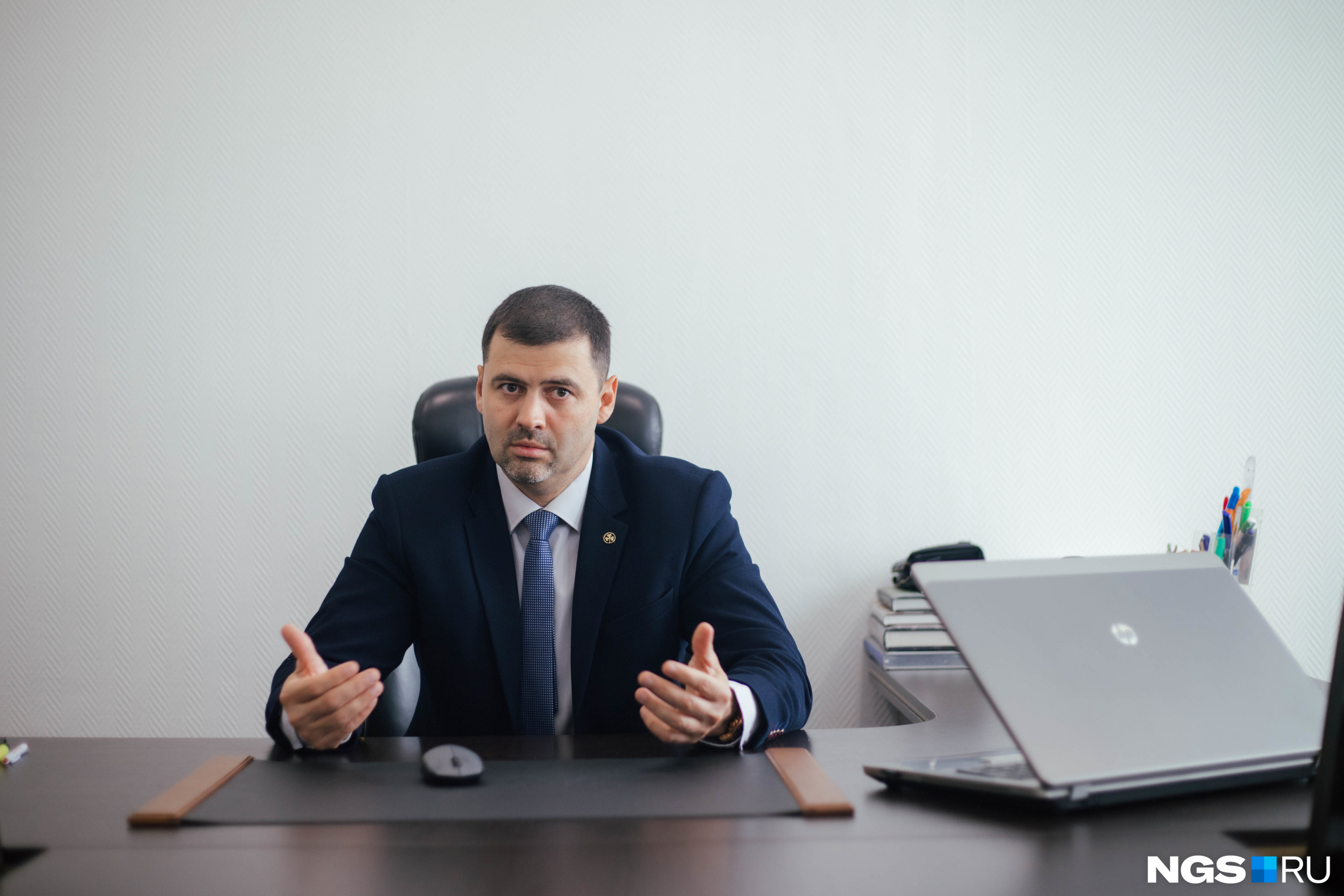 Он признается, что порой скучает по годам практики в качестве хирурга. Теперь он занимается организационными вопросами и уделяет время консервативному лечению